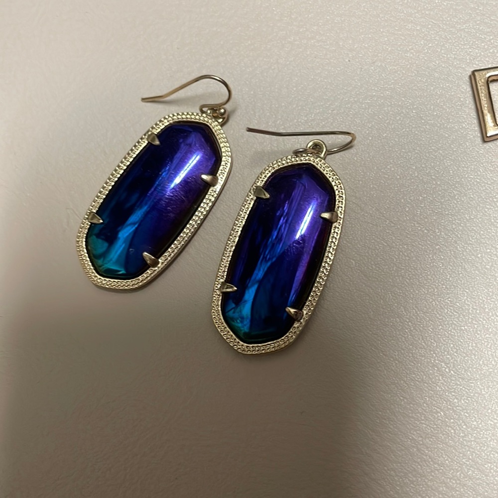 KENDRA SCOTT small Elle gold earrings with purple blue center